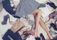 女生买东西的图片