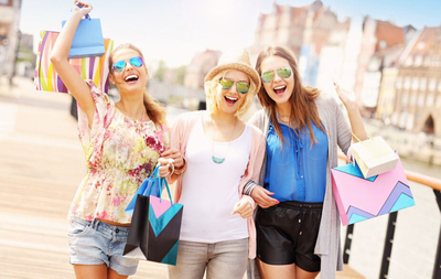 女孩子购物图片真实